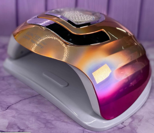 Lámpara de uñas decorada con corazón