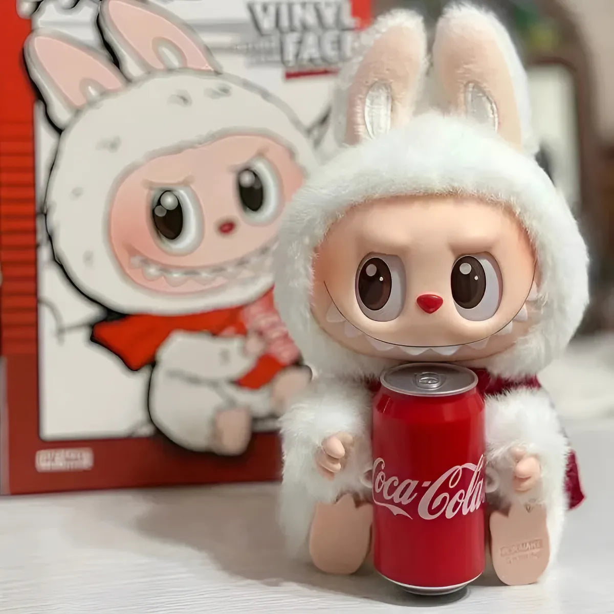 Figura coleccionable tipo blind box de "The Monsters" (versión Coca-Cola)